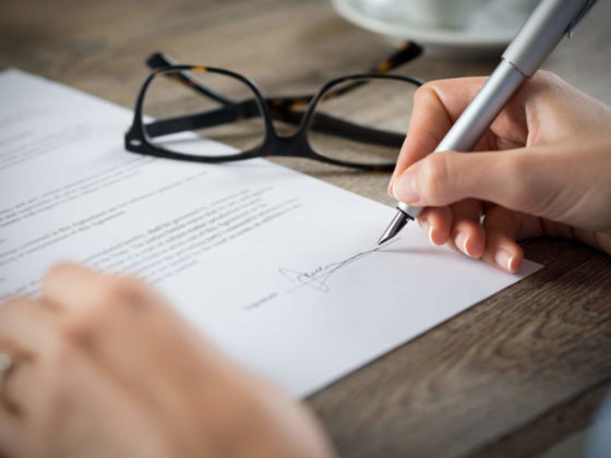 Unterschrift Arbeitsvertrag - Arbeitsrecht für Arbeitnehmer