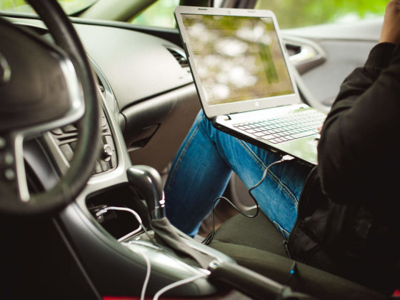 Foto Laptop auf dem Schoss im Auto - Arbeitsrecht Außendienst